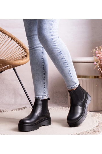 Mustad platvormsandaalid...