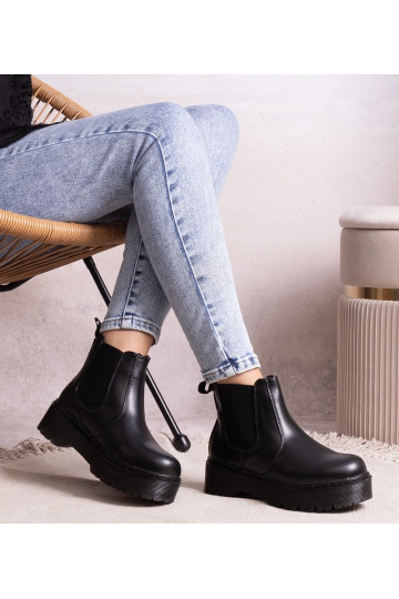 Mustad platvormsandaalid... 2