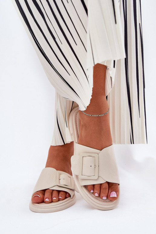 Plätud naturaalsest nahast Pealiste omad neetide ja pandlaga D&A SJ2302-01 beeži värvi Plätud naturaalsest nahast Pealiste omad neetide ja pandlaga D&A SJ2302-01 beeži värvi