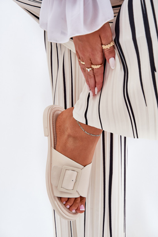 Plätud naturaalsest nahast Pealiste omad neetide ja pandlaga D&A SJ2302-01 beeži värvi Plätud naturaalsest nahast Pealiste omad neetide ja pandlaga D&A SJ2302-01 beeži värvi