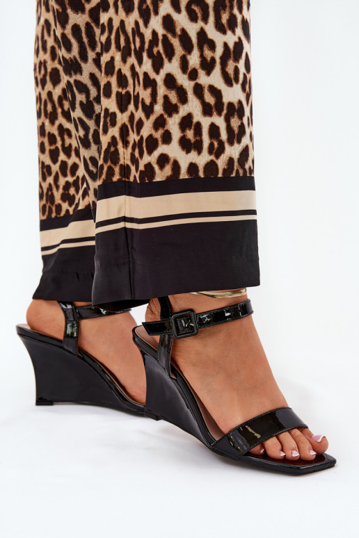 Lakitud sandaalid Kiilu peal msuud Vliraya