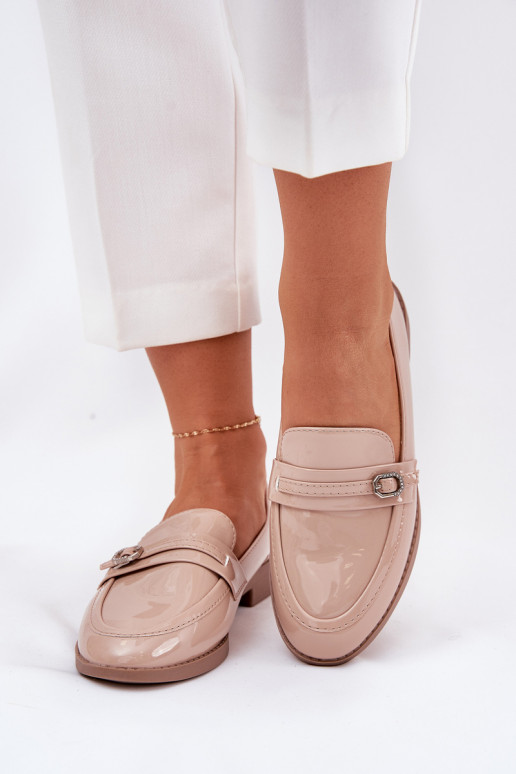 Lakitud mokassiinid Pealiste omad kaunistustega neetide ja pandlaga beeži värvi Mollan