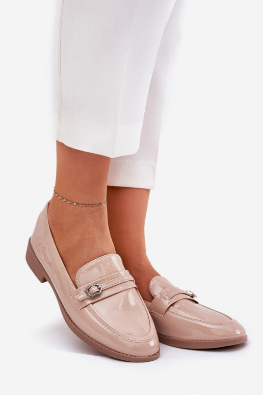 Lakitud mokassiinid Pealiste omad kaunistustega neetide ja pandlaga beeži värvi Mollan