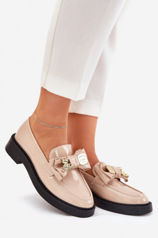 Lakitud mokassiinid lipsukesega I Ozdobną Broszką beeži värvi Leandriel