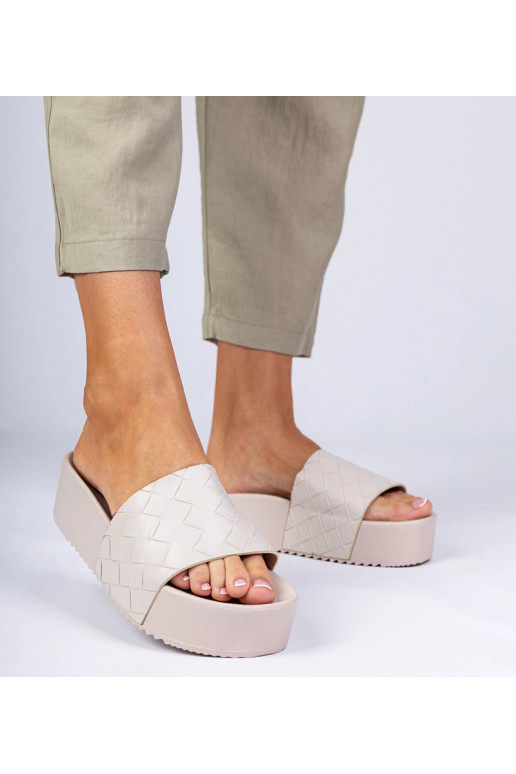 Kreemi värvi naiste sussid mustritega...