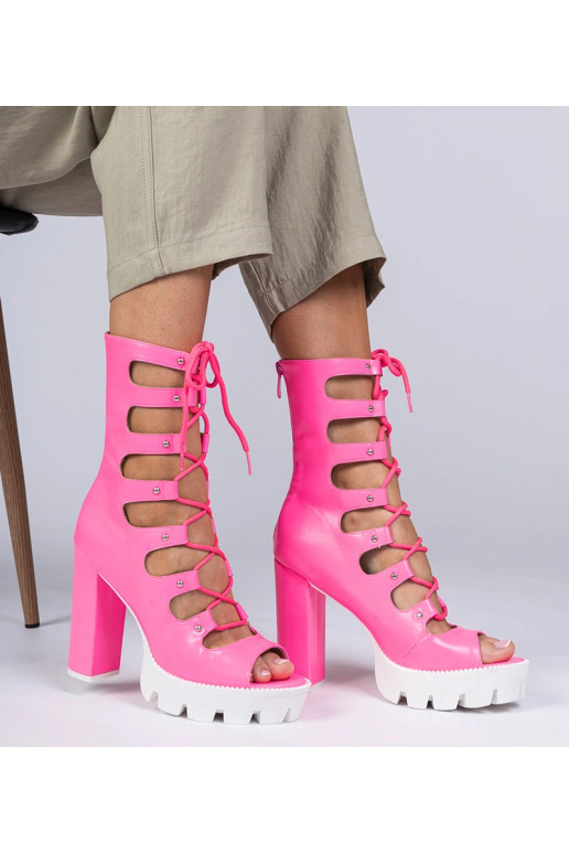 Roosad naiste saapad kõrge kontsaga...