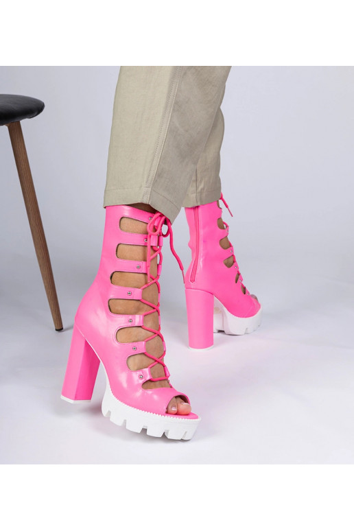 Roosad naiste saapad kõrge kontsaga...