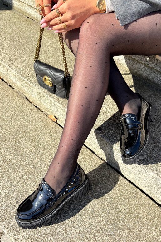 Naiste mokasiinid lakiefekti ja kaunistustega mustade värvidega Įjungtallae