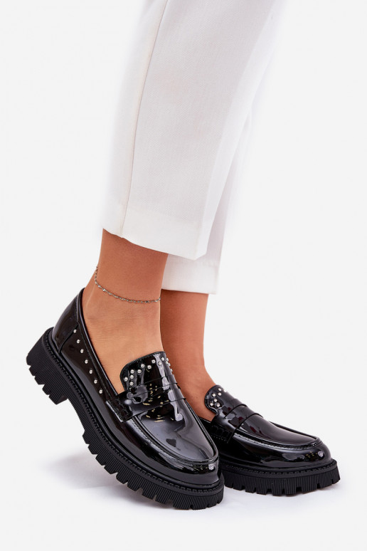 Naiste mokasiinid lakiefekti ja kaunistustega mustade värvidega Įjungtallae