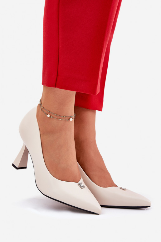 Elegantsed Kingad Peal Rozszerzanej Szpilce Vinceza 62222 beeži värvi