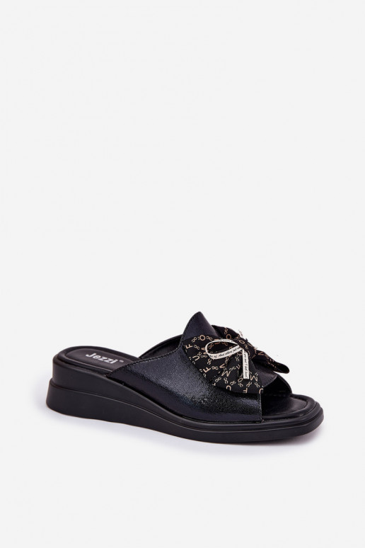 naiste plätud Kiilu peal lipsukesega msuud Moonzella