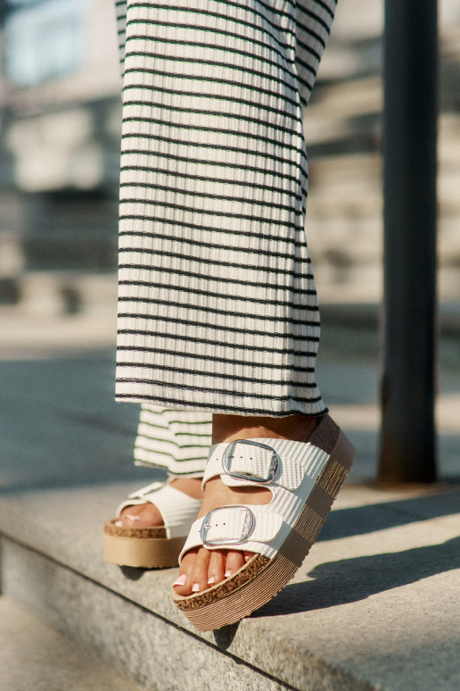 naiste plätud Platformie neetide ja pandlaga Lee Cooper LCIN-25-35-3496L valget värvi