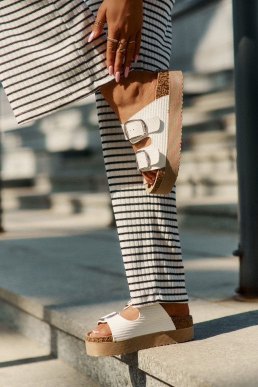 naiste plätud Platformie neetide ja pandlaga Lee Cooper LCIN-25-35-3496L valget värvi