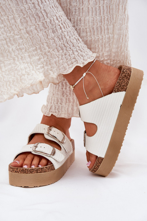 naiste plätud Platformie neetide ja pandlaga Lee Cooper LCIN-25-35-3496L valget värvi