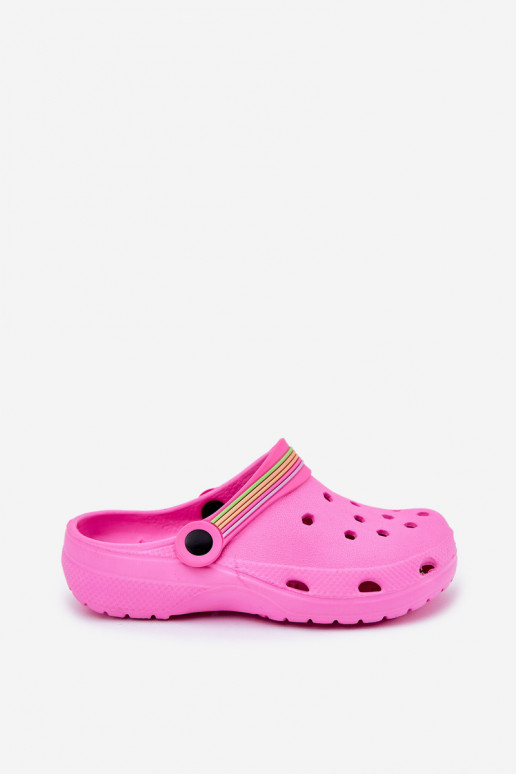 Kerged rannaplätud Kerged lehvidega Laste jalanõud Tumeroosad värvi Sellel onranelia Kerged rannaplätud Kerged lehvidega Laste jalanõud Tumeroosad värvi Sellel onranelia