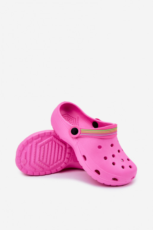 Kerged rannaplätud Kerged lehvidega Laste jalanõud Tumeroosad värvi Sellel onranelia Kerged rannaplätud Kerged lehvidega Laste jalanõud Tumeroosad värvi Sellel onranelia