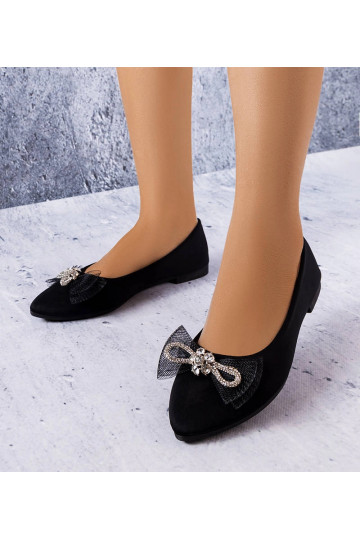 Mustad jalatsid paeltega ja...