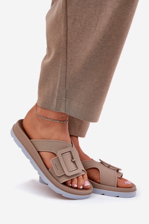 Lõhnav naiste plätud kaunistustega neetide ja pandlaga ZAXY RR285076 beeži värvi Lõhnav naiste plätud kaunistustega neetide ja pandlaga ZAXY RR285076 beeži värvi