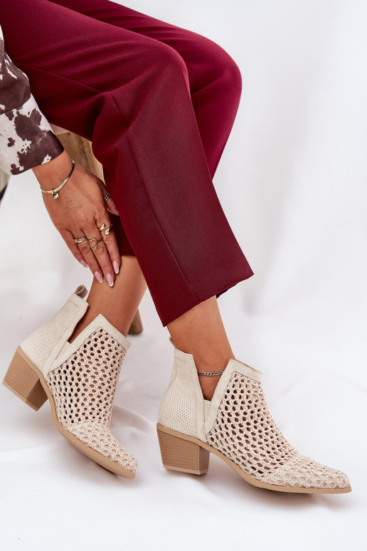 Ažuurse detailiga naiste saapad...