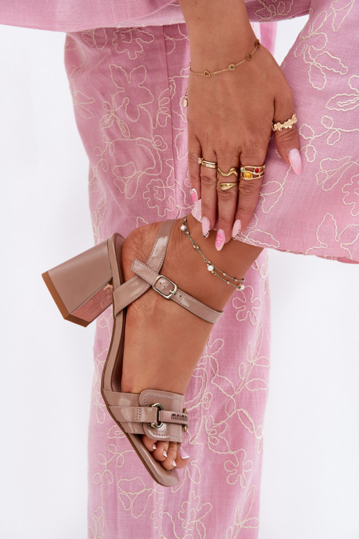 Pealhk Lakitud sandaalid kõrge jämeda kontsaga beeži värvi Mevonelle Pealhk Lakitud sandaalid kõrge jämeda kontsaga beeži värvi Mevonelle