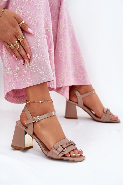 Pealhk Lakitud sandaalid kõrge jämeda kontsaga beeži värvi Mevonelle Pealhk Lakitud sandaalid kõrge jämeda kontsaga beeži värvi Mevonelle