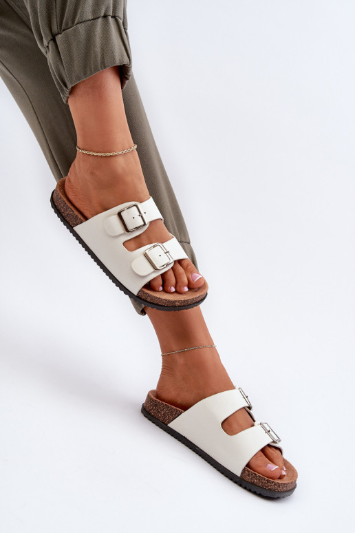 naiste plätud neetide ja pandlaga valget värvi Oliena