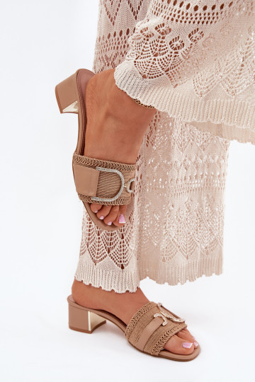 Pealiste omad Sussid kõrge jämeda kontsaga Koos Ornate Detalem beeži värvi Julinemi