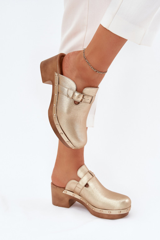 Sussid Puukingad Pealiste omad kõrge jämeda kontsaga neetide ja pandlaga Kuldset värvi Veldexina Sussid Puukingad Pealiste omad kõrge jämeda kontsaga neetide ja pandlaga Kuldset värvi Veldexina