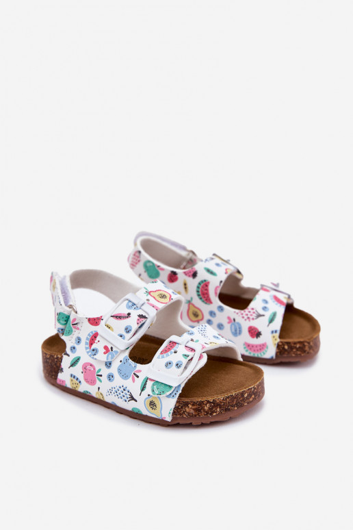 Laste sandaalid Korgitalla peal neetide ja pandlaga Osisseoce valget värvi Thessa