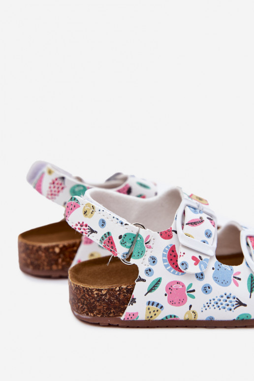 Laste sandaalid Korgitalla peal neetide ja pandlaga Osisseoce valget värvi Thessa