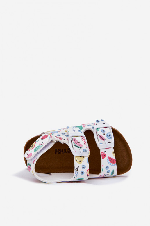 Laste sandaalid Korgitalla peal neetide ja pandlaga Osisseoce valget värvi Thessa