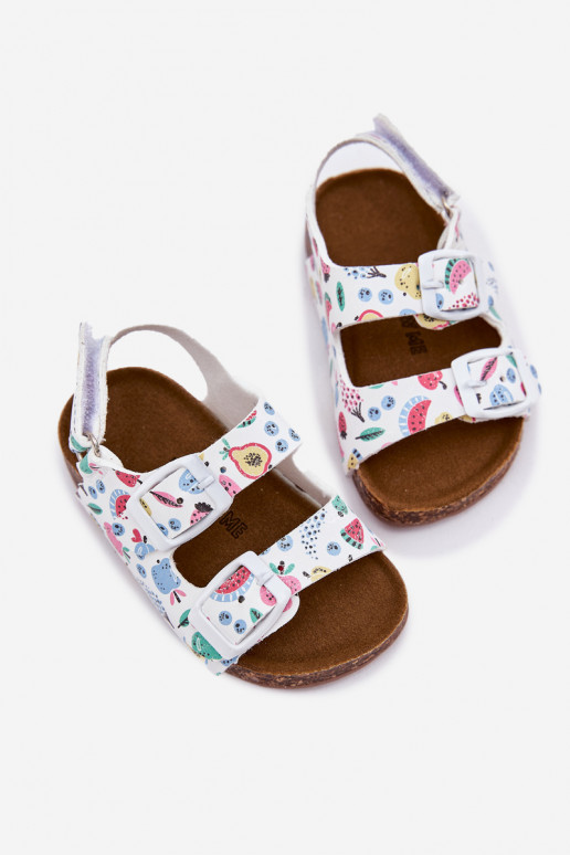 Laste sandaalid Korgitalla peal neetide ja pandlaga Osisseoce valget värvi Thessa