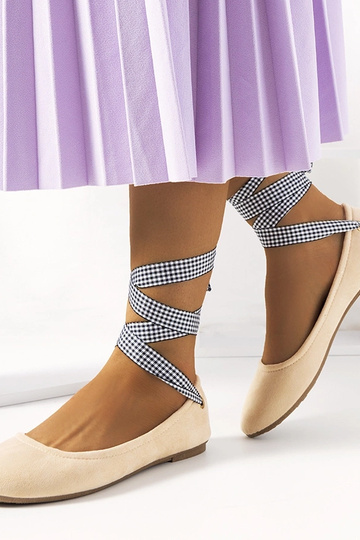 Roosa kingad paelaotsaga,...