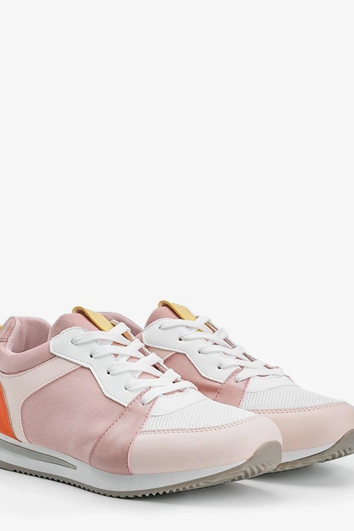 Valged kingad kollaste detailidega,...