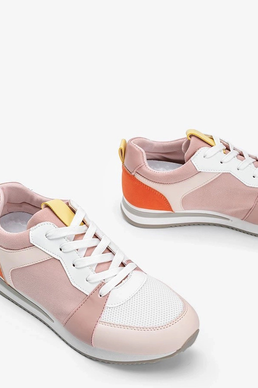 Valged kingad kollaste detailidega,...