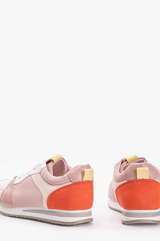 Valged kingad kollaste detailidega,...