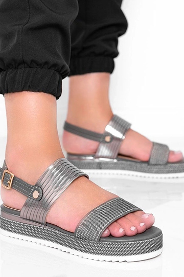 Hallid sandaalid paksul...