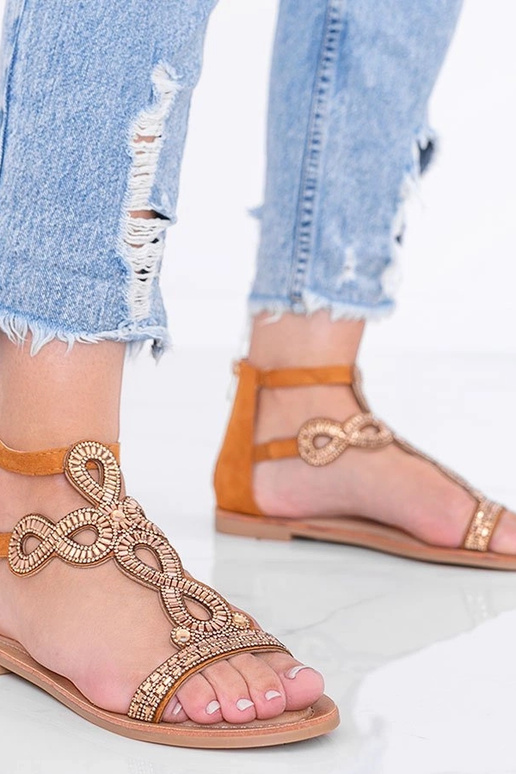 Kerged pruunid sandaalid, kaunistatud...