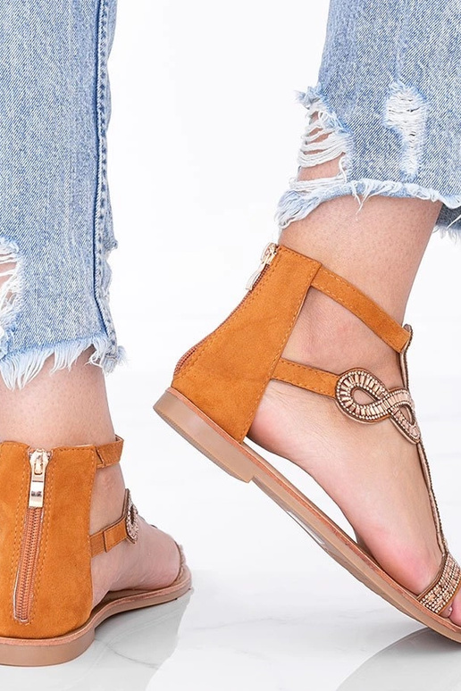 Kerged pruunid sandaalid, kaunistatud...