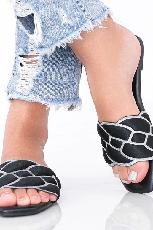 Mustad sandaalid kaunistatud pealmise...