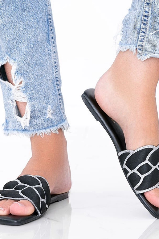 Mustad sandaalid kaunistatud pealmise...