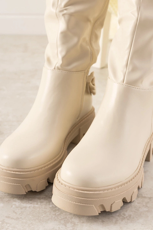 Liivakarva saapad ahelaga, „Coniak"