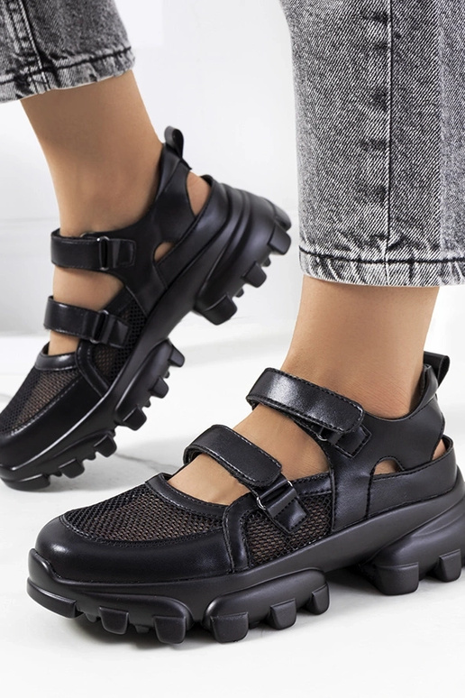 Mustad spordijalatsid massiivsel...