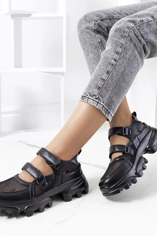 Mustad spordijalatsid massiivsel...