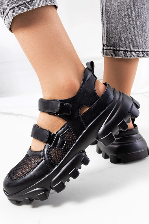 Mustad spordijalatsid massiivsel...