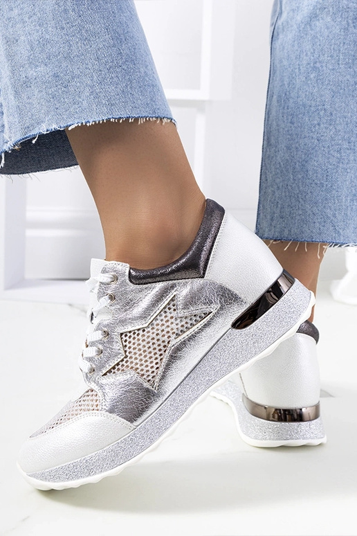 Valged metallist nööriga tossud... Valged metallist nööriga tossud...