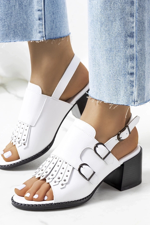 Valged nahast sandaalid Zand pealsetega