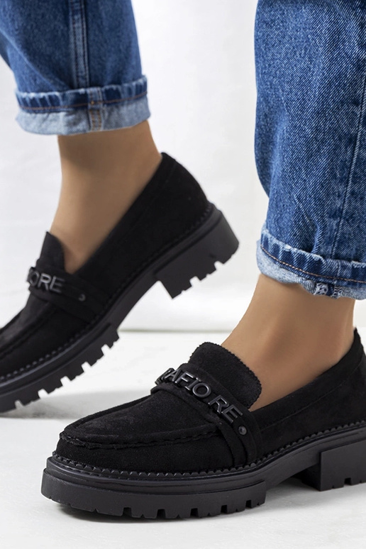 Mustad mokasiinid traktori tallal,...