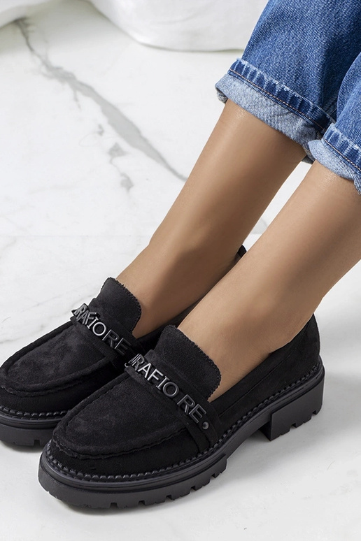 Mustad mokasiinid traktori tallal,...