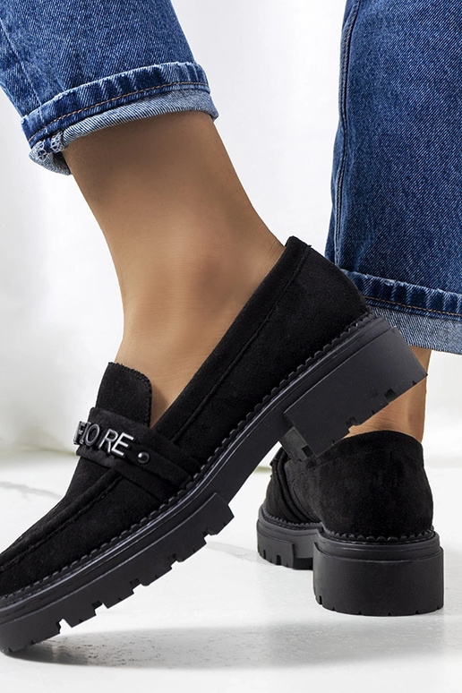 Mustad mokasiinid traktori tallal,...